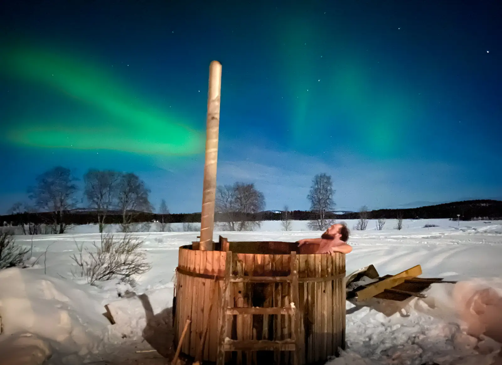 Hot tub beneath the northern lights