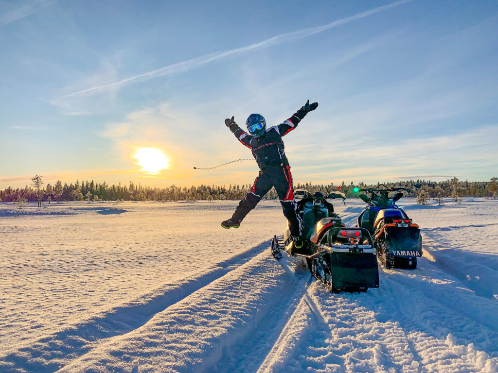 Lapland holiday package whit snowmobile tours and dogsled